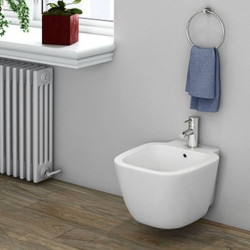 One bidet podwieszany...